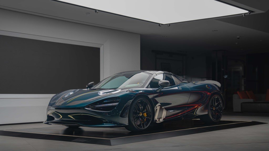 McLaren Dubai delivers one-of-a-kind McLaren ‘tribute’ 750S to customer